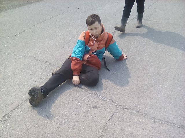 Мальчик ждёт автобус около КПП Артёмовского водохранилища.