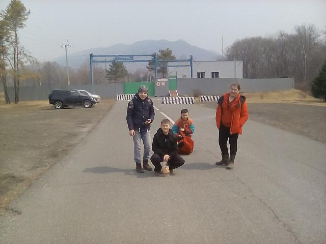 Дети ждут автобус около КПП Артёмовского водохранилища.