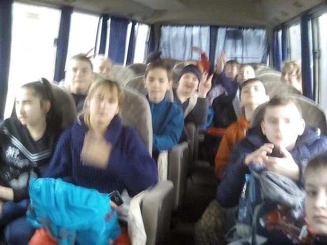 Дети-путешественники в пути к Штыковским пещерам.