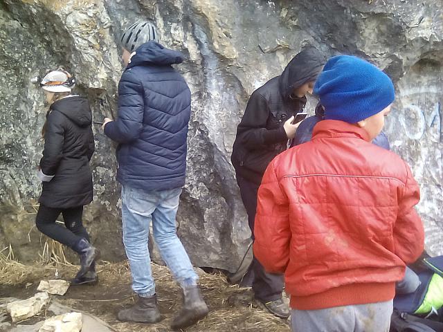 Дети около одной из Штыковских пещер 7.04.2018