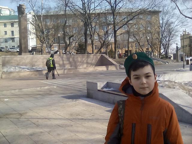 Юный патриот Родины в сквере Суханова, Владивосток.