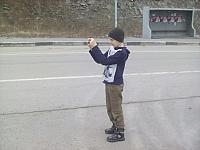 Мальчик фотографирует ростральную колонну